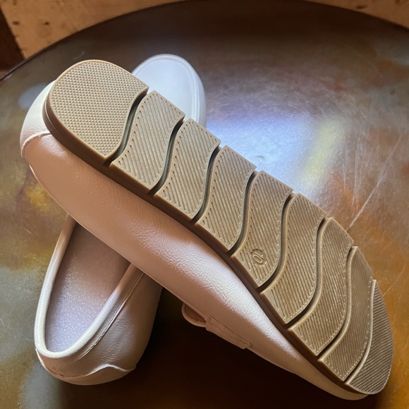 Cvistpieo Elegant White Loafers with Gold Accent - Picture 5 of 5